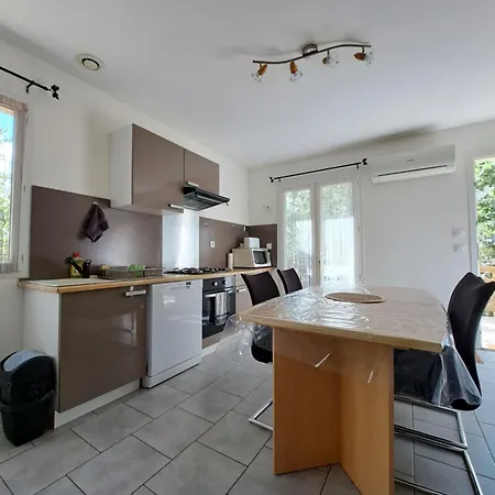 Maison La Chataigne بيت للعطل Chassiers